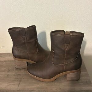 Beautiful comfy Dr. Scholls boots